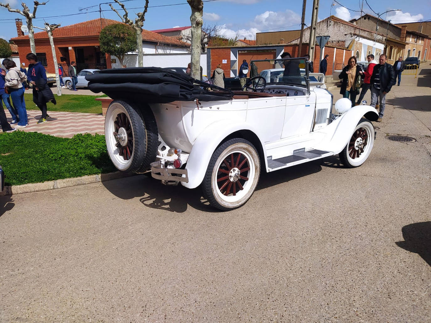 Fotos: Cien vehículos clásicos recorren las calles de La Seca