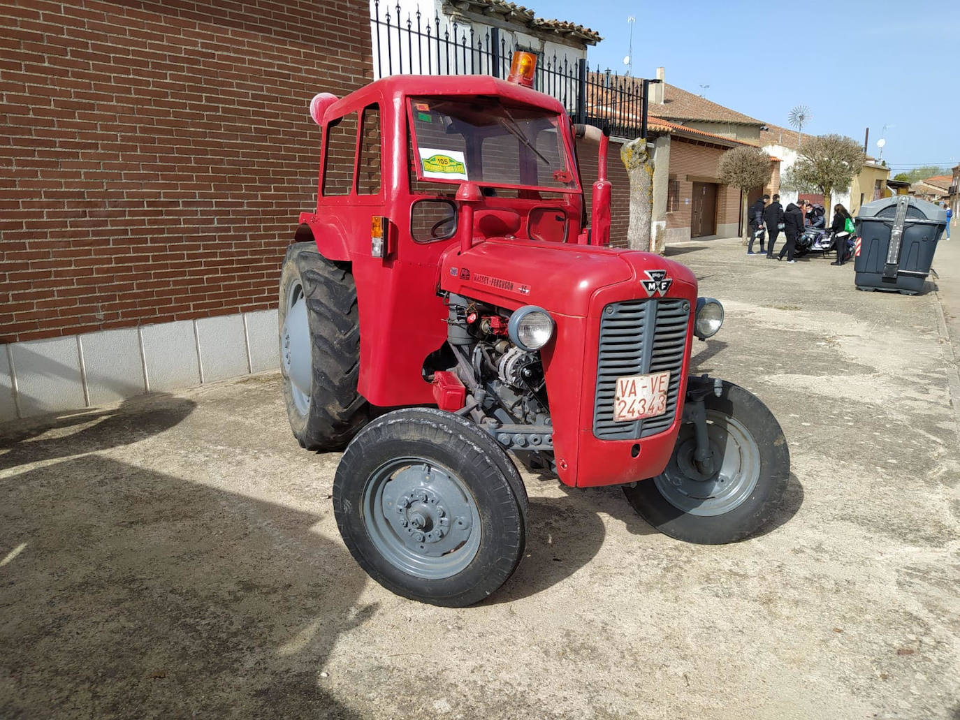 Fotos: Cien vehículos clásicos recorren las calles de La Seca