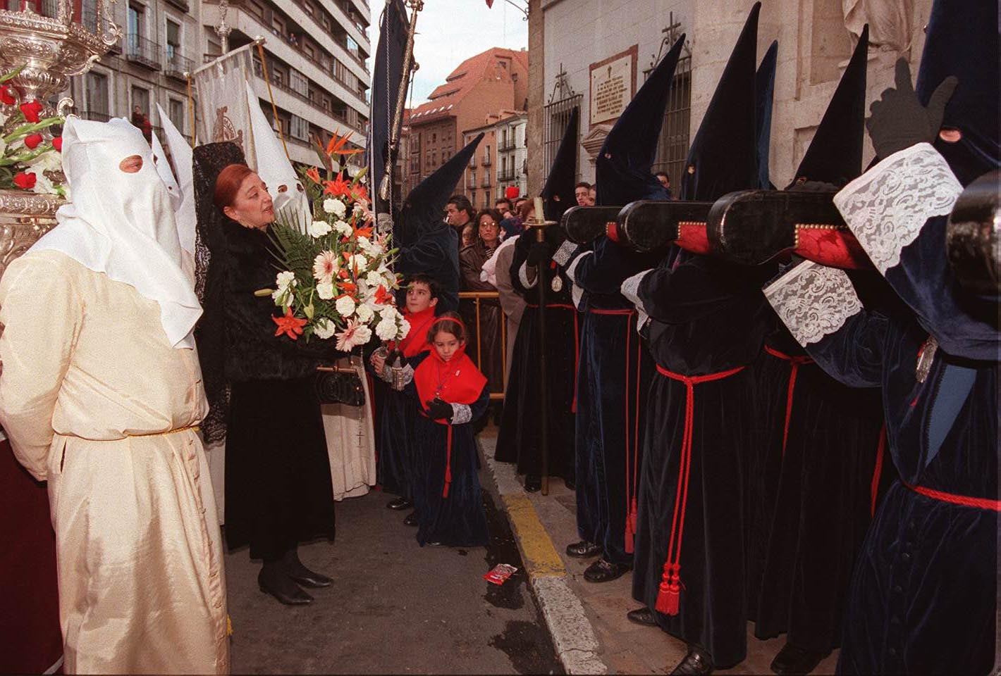 Maribel Rodicio frente a la iglesia de las Angustias antes de cantar la Salve.