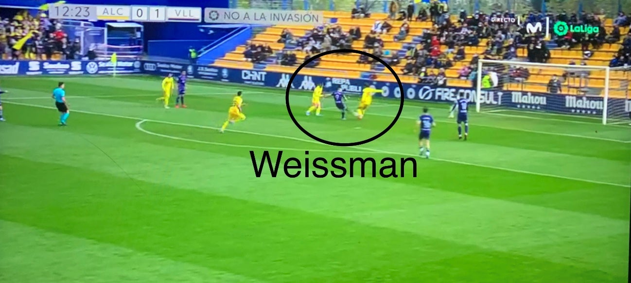 Weissman tuvo una clara opción de remate, pero se topó con el cuerpo de un rival.