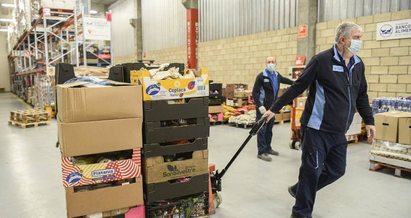 Un voluntario traslada varias caja de productos en el Banco de Alimentos de Valladolid en una imagen de archivo. 