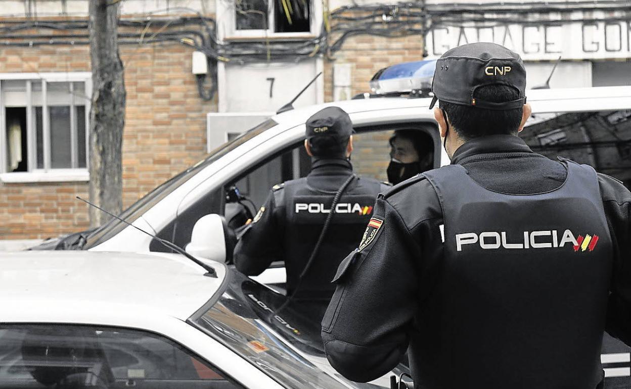 Agentes de la Policía Nacional responden a un avuso en un barrio de la capital vallisoletana. 