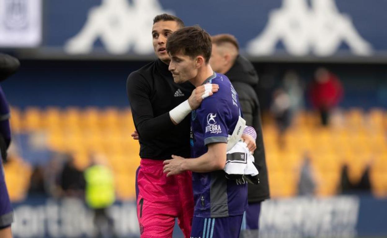 Masip y Toni, con gesto poco satisfecho, al acabar el encuentro. 