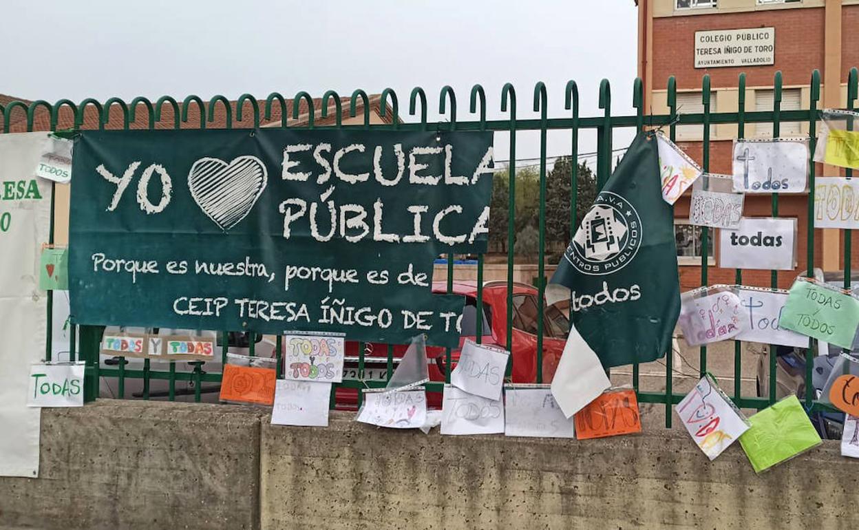 El cartel del colegio Teresa Íñigo de Toro ha amanecido rajado este lunes. 