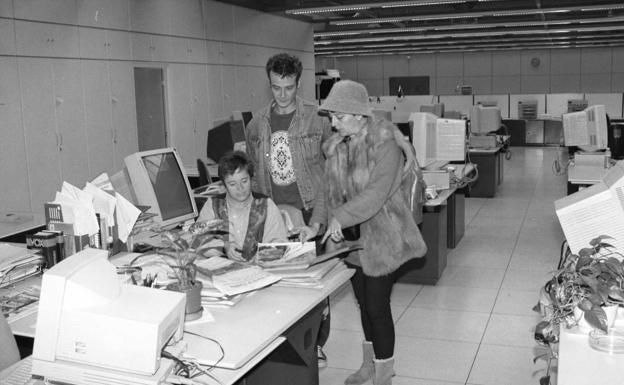 Con Margarita Serrano y Javier Asúa, en la Redacción del Polígono de Argales a mediados de los 90.