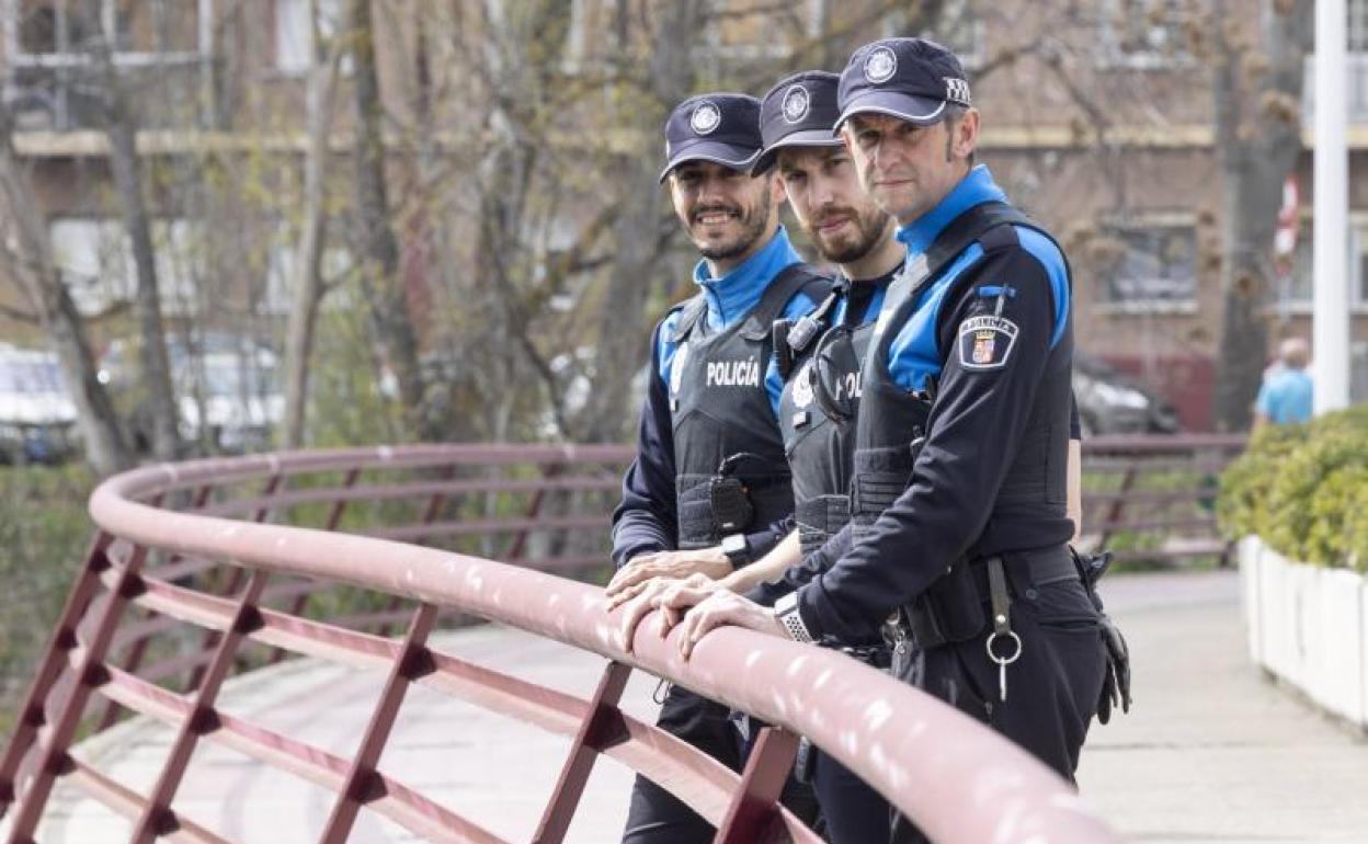 Los agentes que colaboraron en el rescate del joven, en el puente de la Condesa Eylo. 