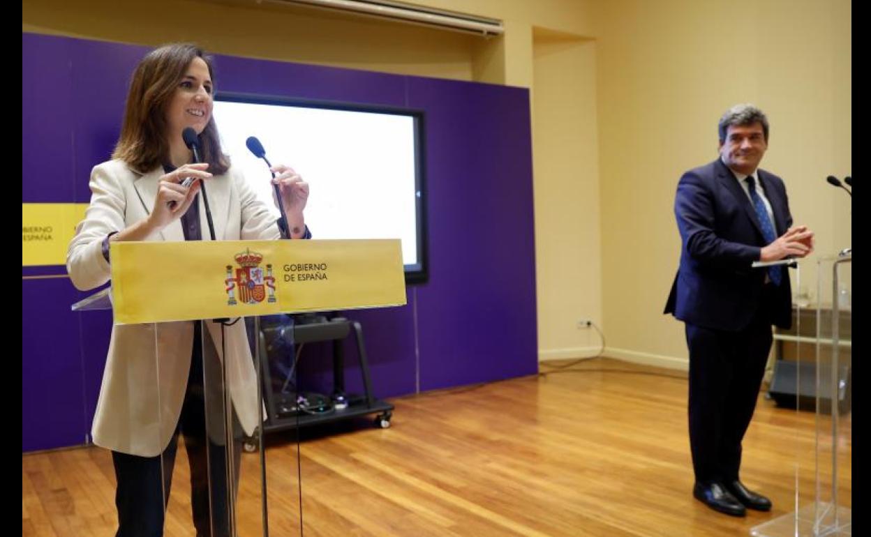 La ministra de Derechos Sociales y Agenda 2030, Ione Belarra (i), y el ministro de Inclusión, Seguridad Social y Migraciones, José Luis Escrivá.