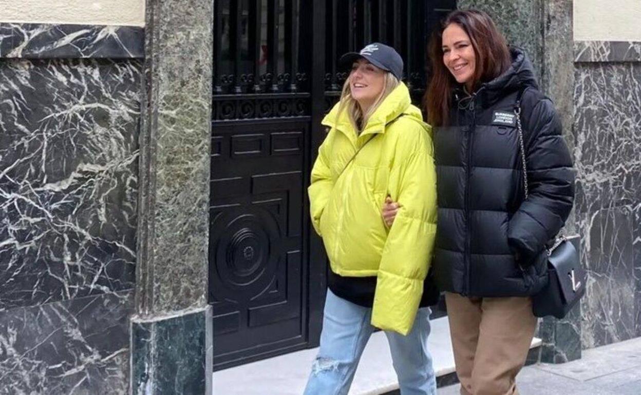 La primera foto de la cuenta de Olga, en la que aparece paseando con Rocío Flores. 