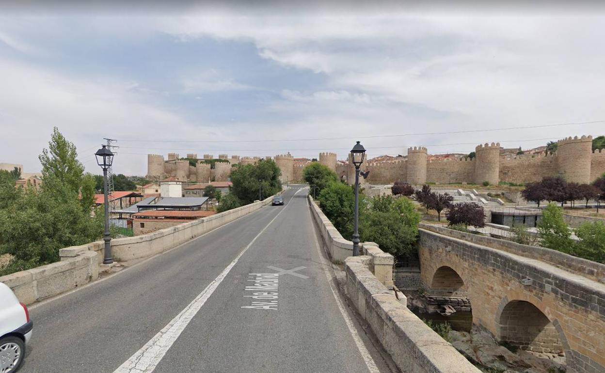 Una fuerte tormenta descarga en Ávila e inunda el puente Adaja