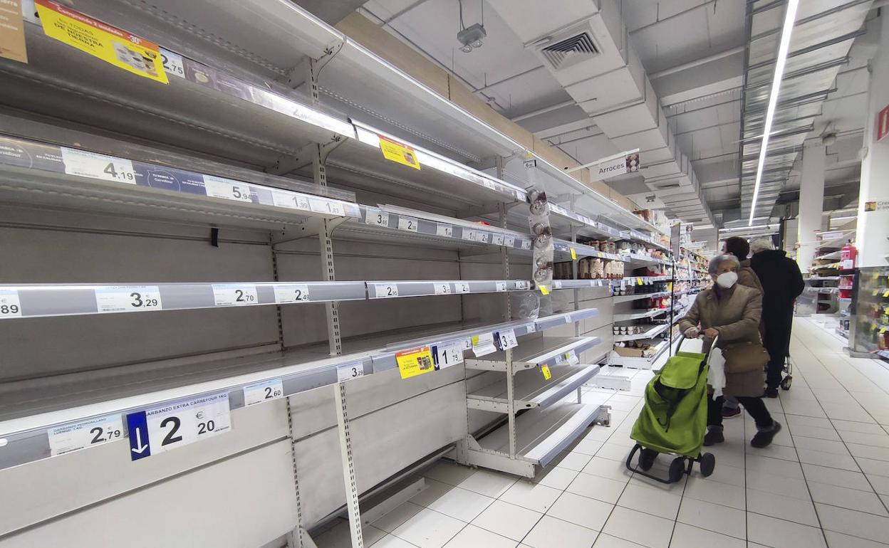 Estanterías vacías en un supermercado de Madrid.