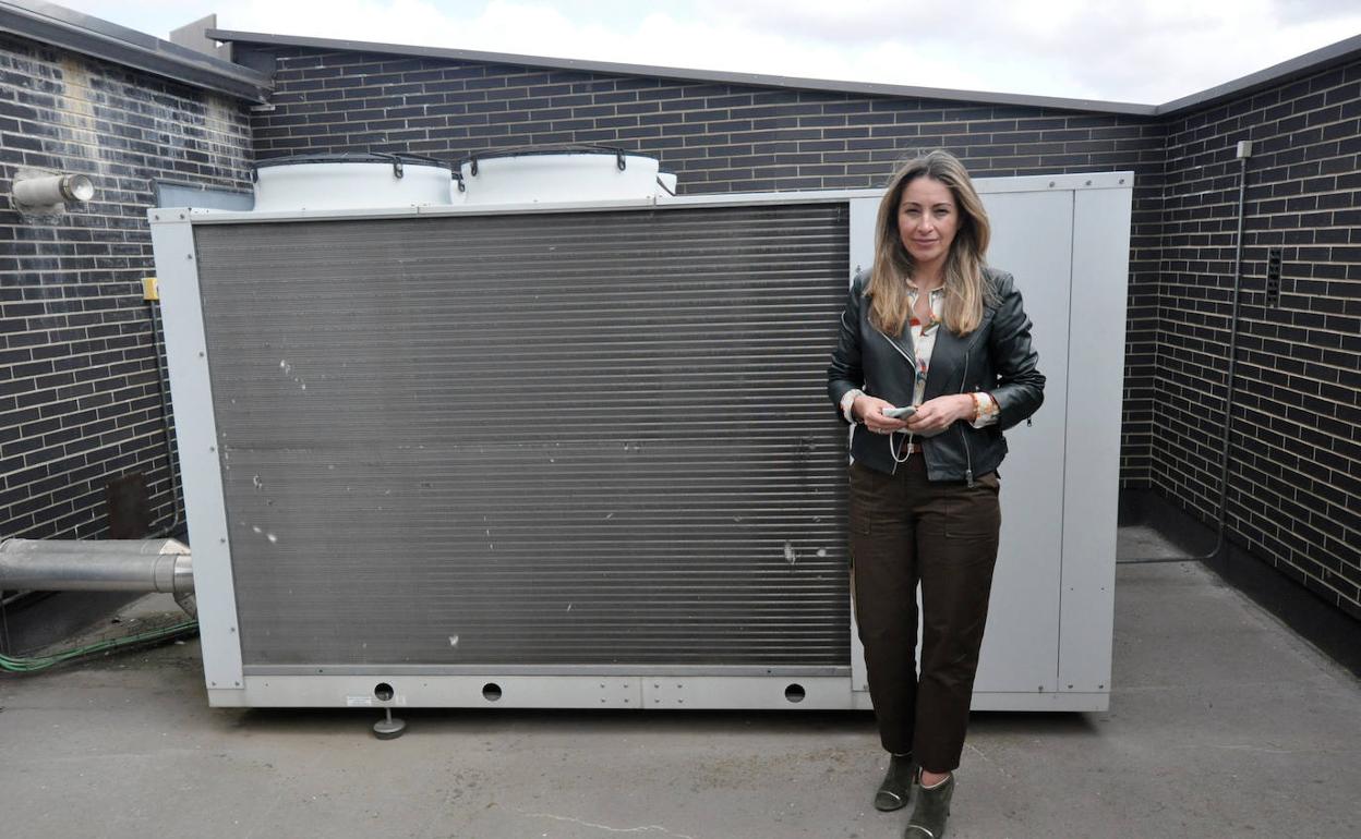 Marta Labrador junto a auna de las calderas. 