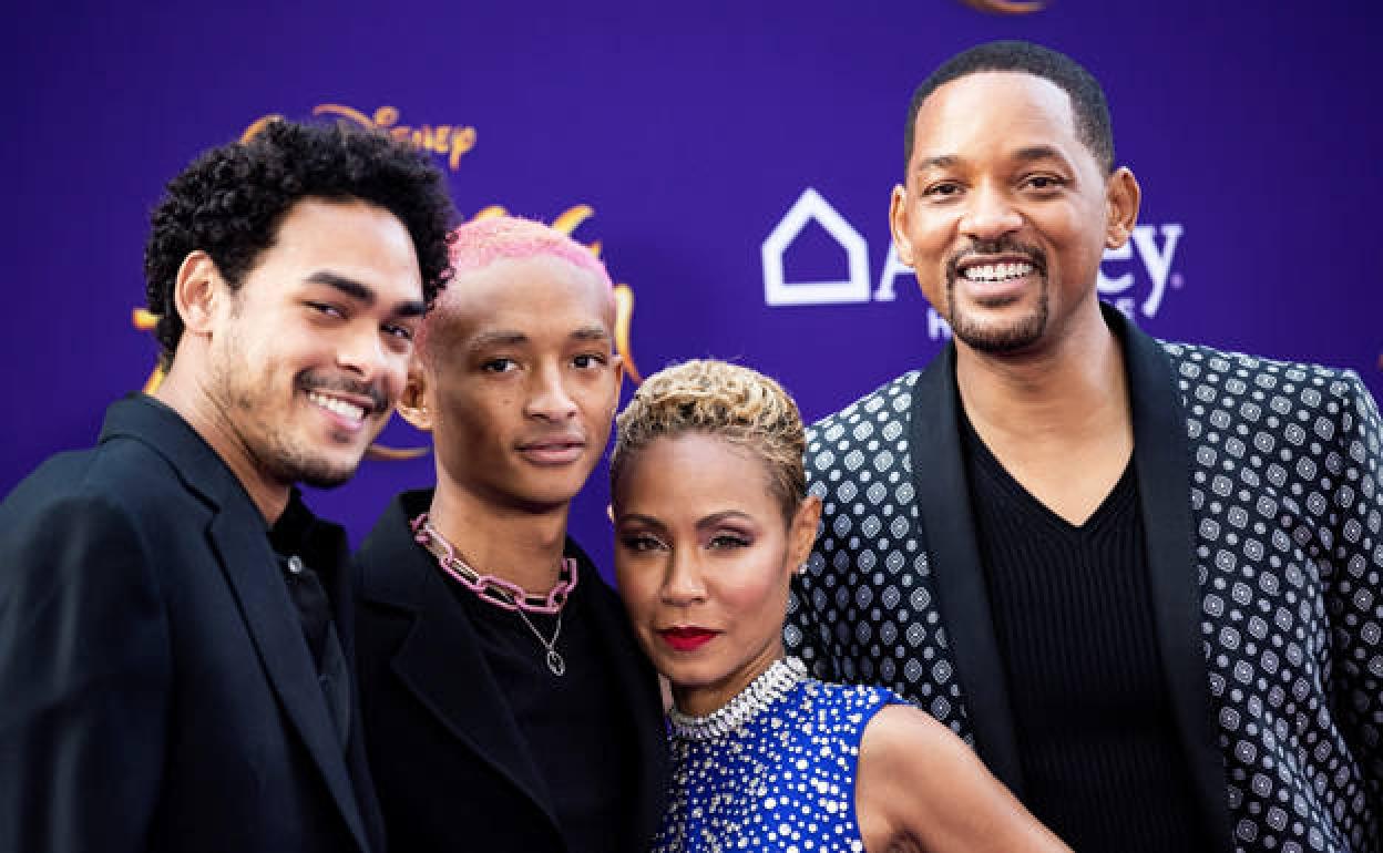 El actor estadounidense Will Smith (d) posa junto a su mujer, Jada Pinkett Smith (2i), y sus hijos Trey Smith (i) y Willow Smith (2d). 