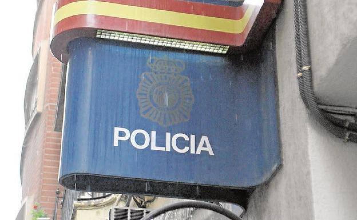 Cartel de una comisaría de Policía.