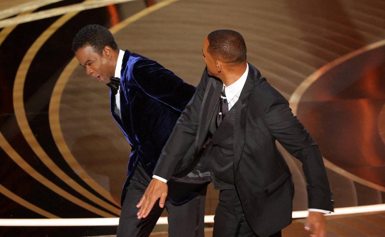 Will Smith asesta la bofetada a Chris Rock en la entrega de los Oscar.