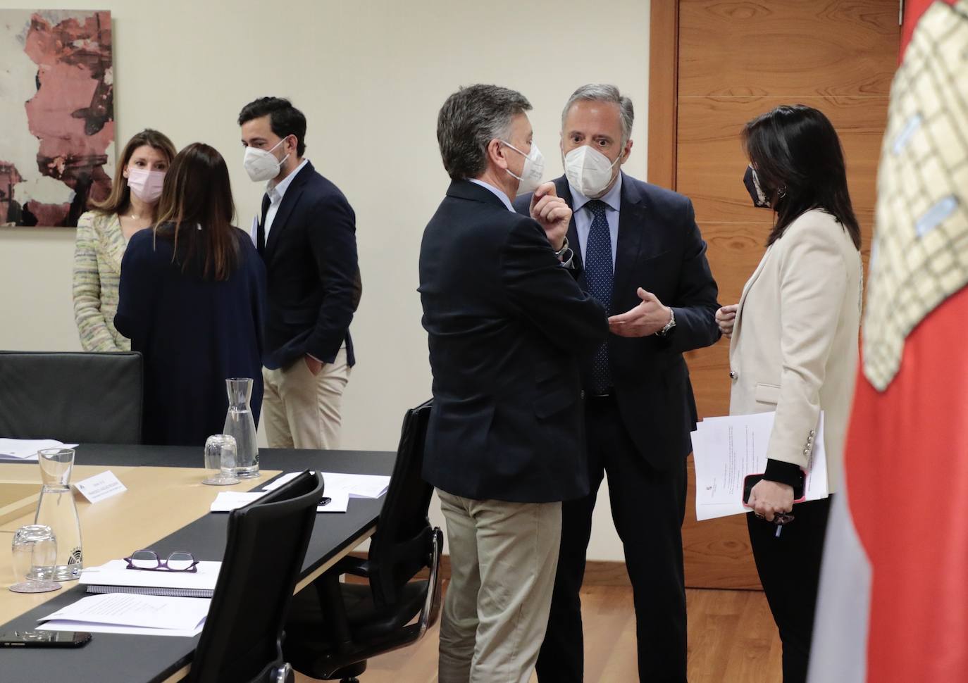 Los integrantes de la Mesa de las Cortes, antes de su primera reunión: Fátima Pinacho (Vox), Rosa Esteban (PP), Diego Moreno (PSOE), Francisco Vázquez (PP), Carlos Pollán (Vox) y Ana Sánchez (PSOE). 