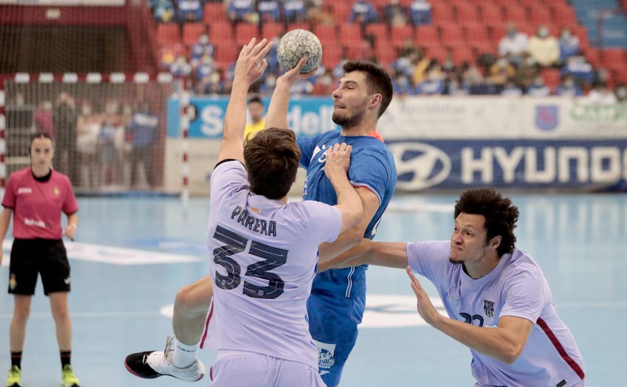 Borja Méndez se las ve con la defensa azulgrana. 