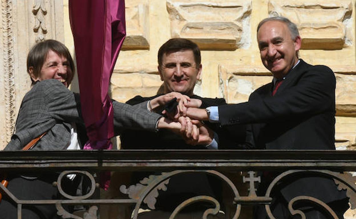 Lyudmyla, Ivan y el rector Largo Cabrerizo, en el balcón de Santa Cruz (y junto a la bandera de Ucrania). 