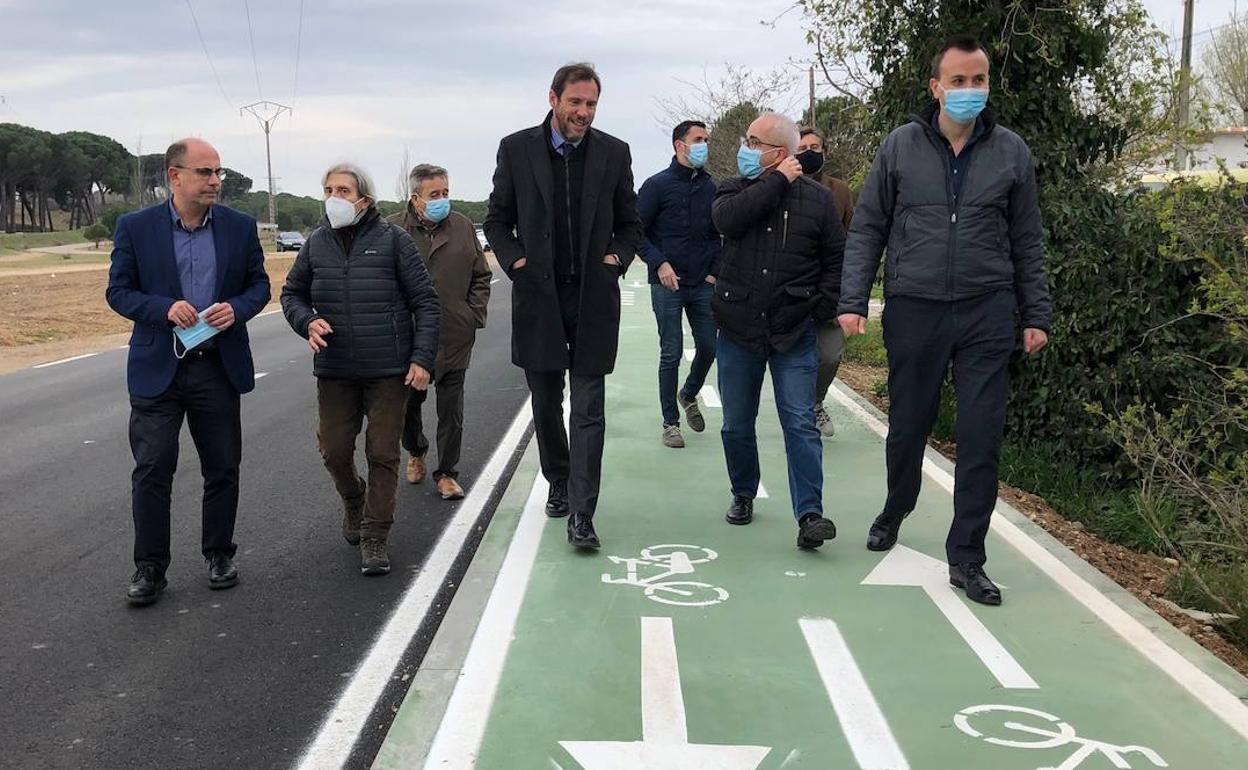 Puente recorre el nuevo carril bici de la Cañada Real con vecinos y técnicos municipales. 