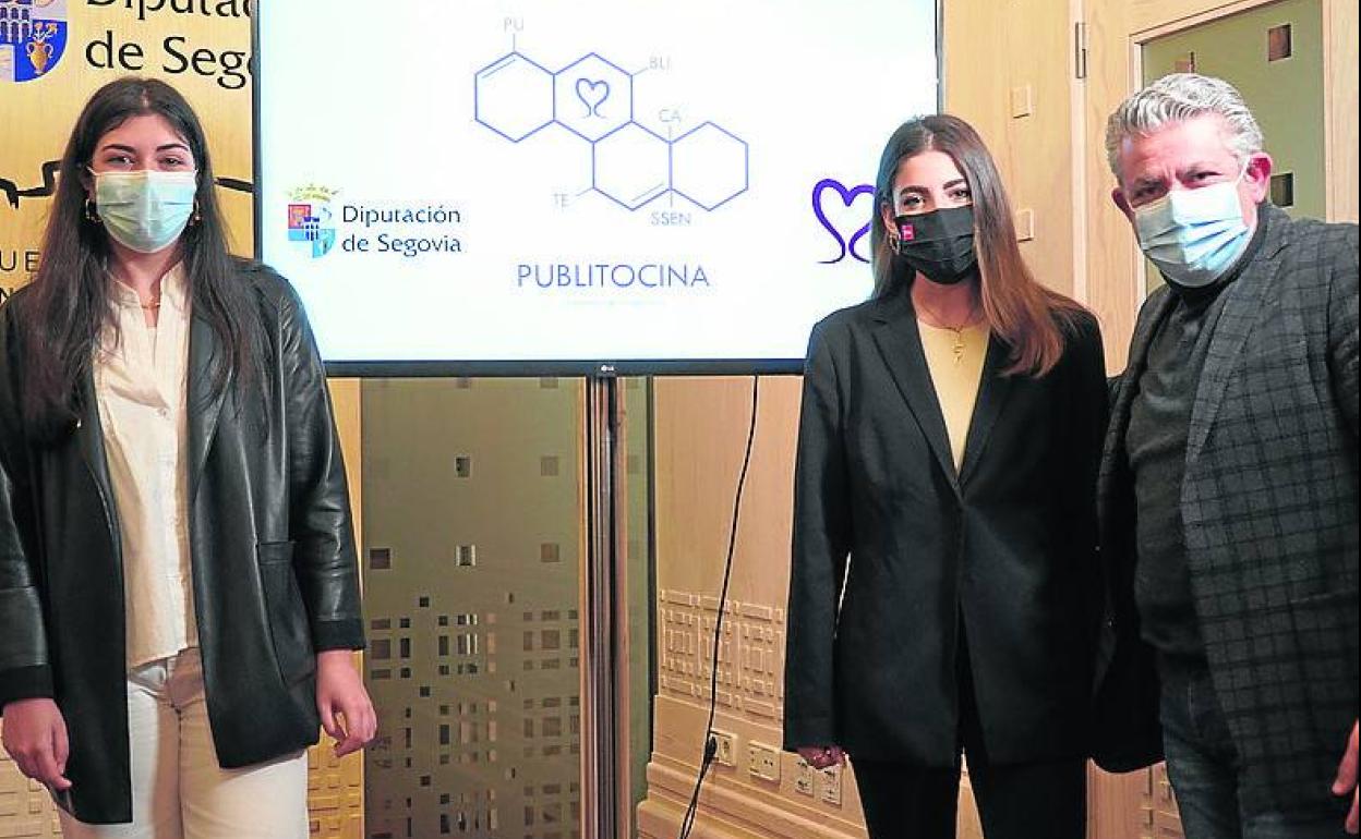 José María Bravo (d), junto a Yanire Rubio y Gracia Martín, durante el acto de ayer en la Diputación Provincial. 