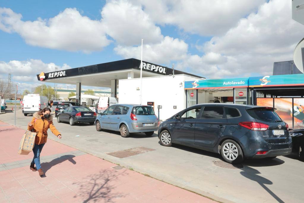 Fotos: Colas y confusión por los precios en el primer día de descuentos en las gasolineras de Valladolid