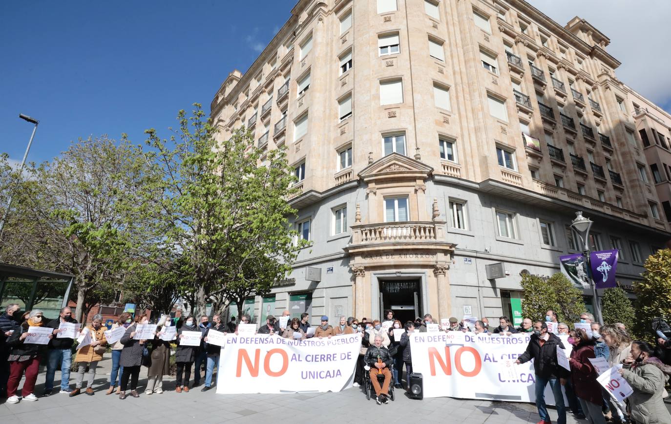 Fotos: Doce ayuntamientos de Valladolid protestan contra el cierre de oficinas de Unicaja