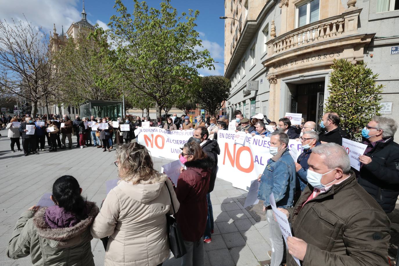 Fotos: Doce ayuntamientos de Valladolid protestan contra el cierre de oficinas de Unicaja