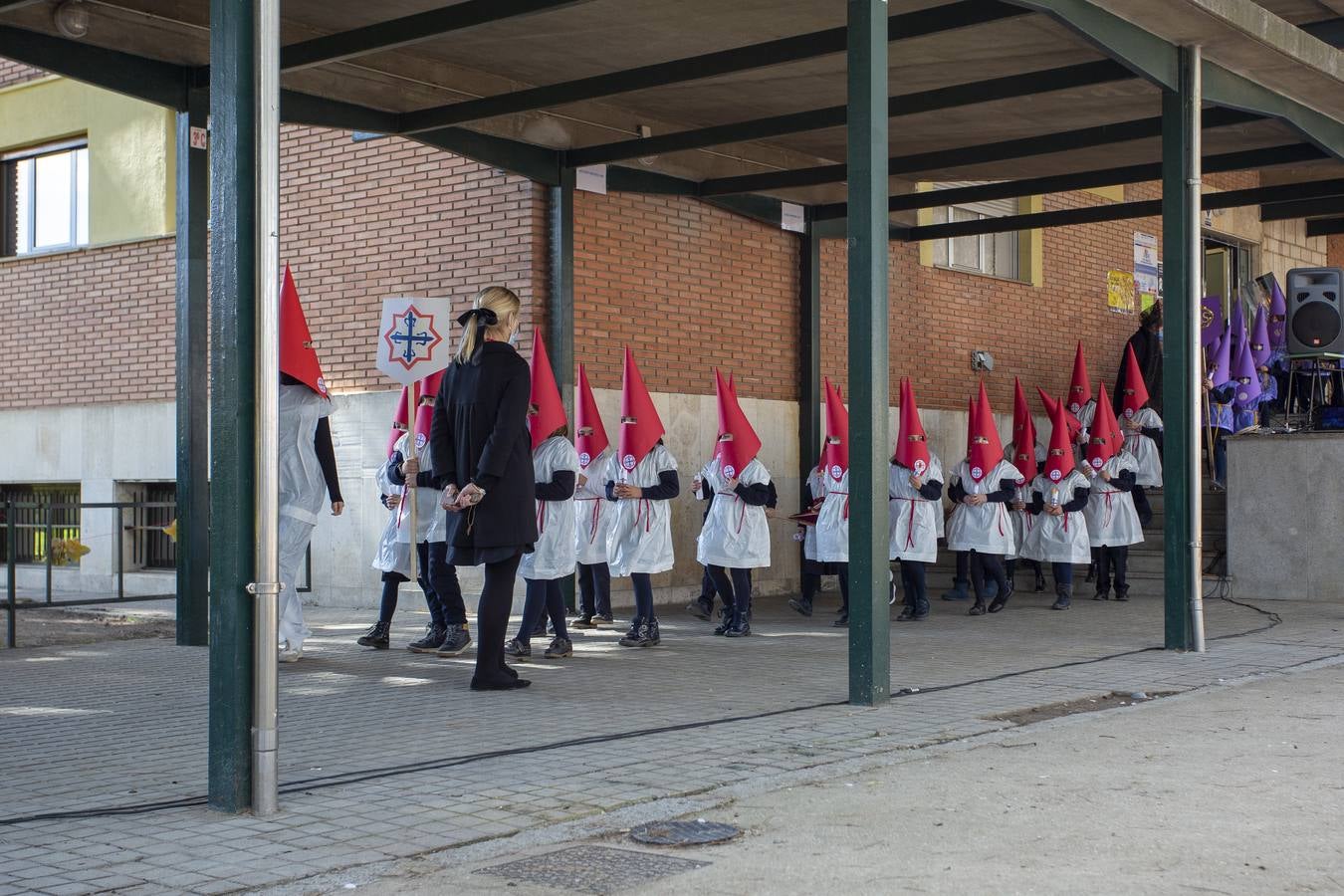 Fotos: Alumnos del Colegio Apostolado de Valladolid desfilan en su propia procesión de Semana Santa