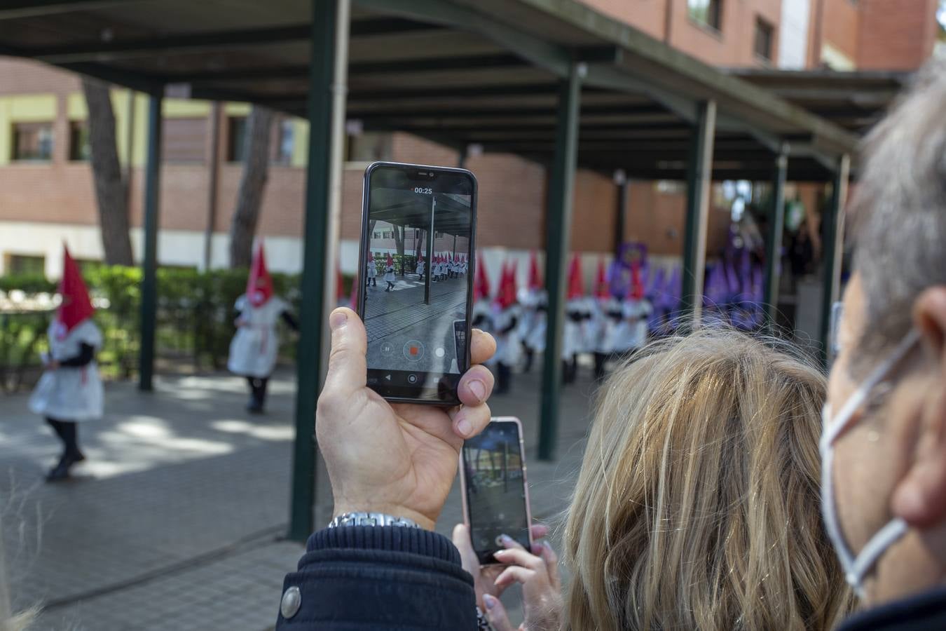 Fotos: Alumnos del Colegio Apostolado de Valladolid desfilan en su propia procesión de Semana Santa