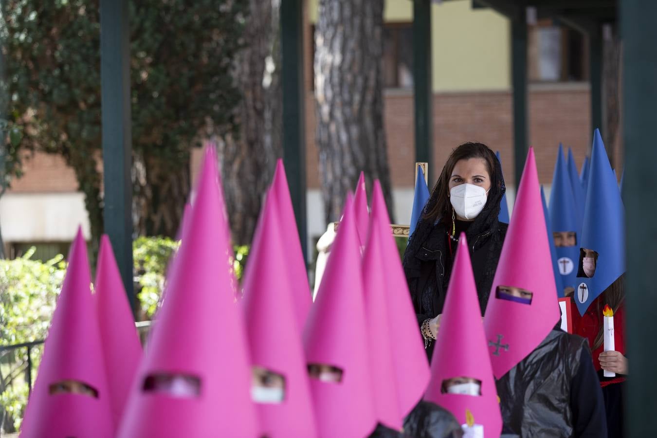 Fotos: Alumnos del Colegio Apostolado de Valladolid desfilan en su propia procesión de Semana Santa
