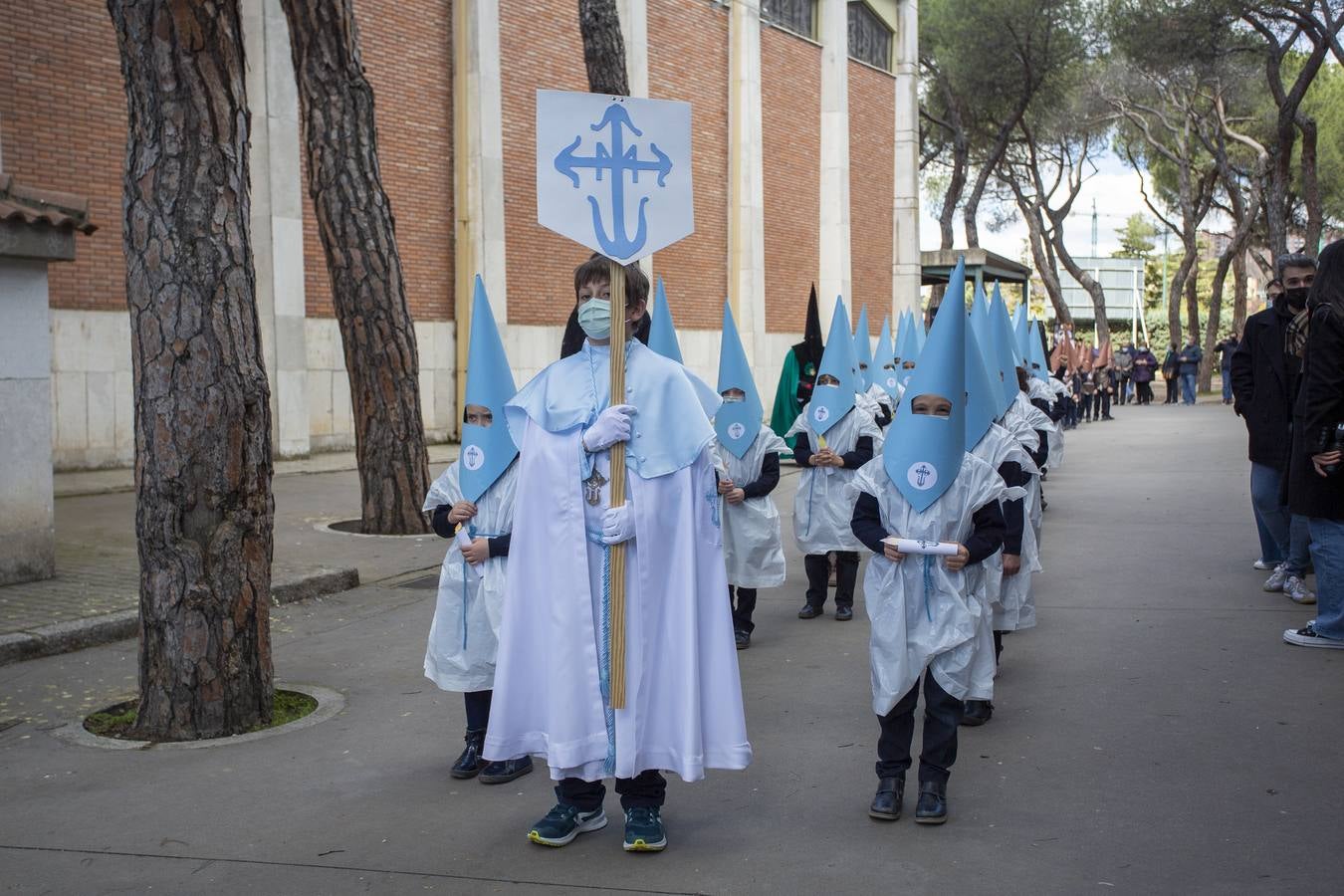 Fotos: Alumnos del Colegio Apostolado de Valladolid desfilan en su propia procesión de Semana Santa
