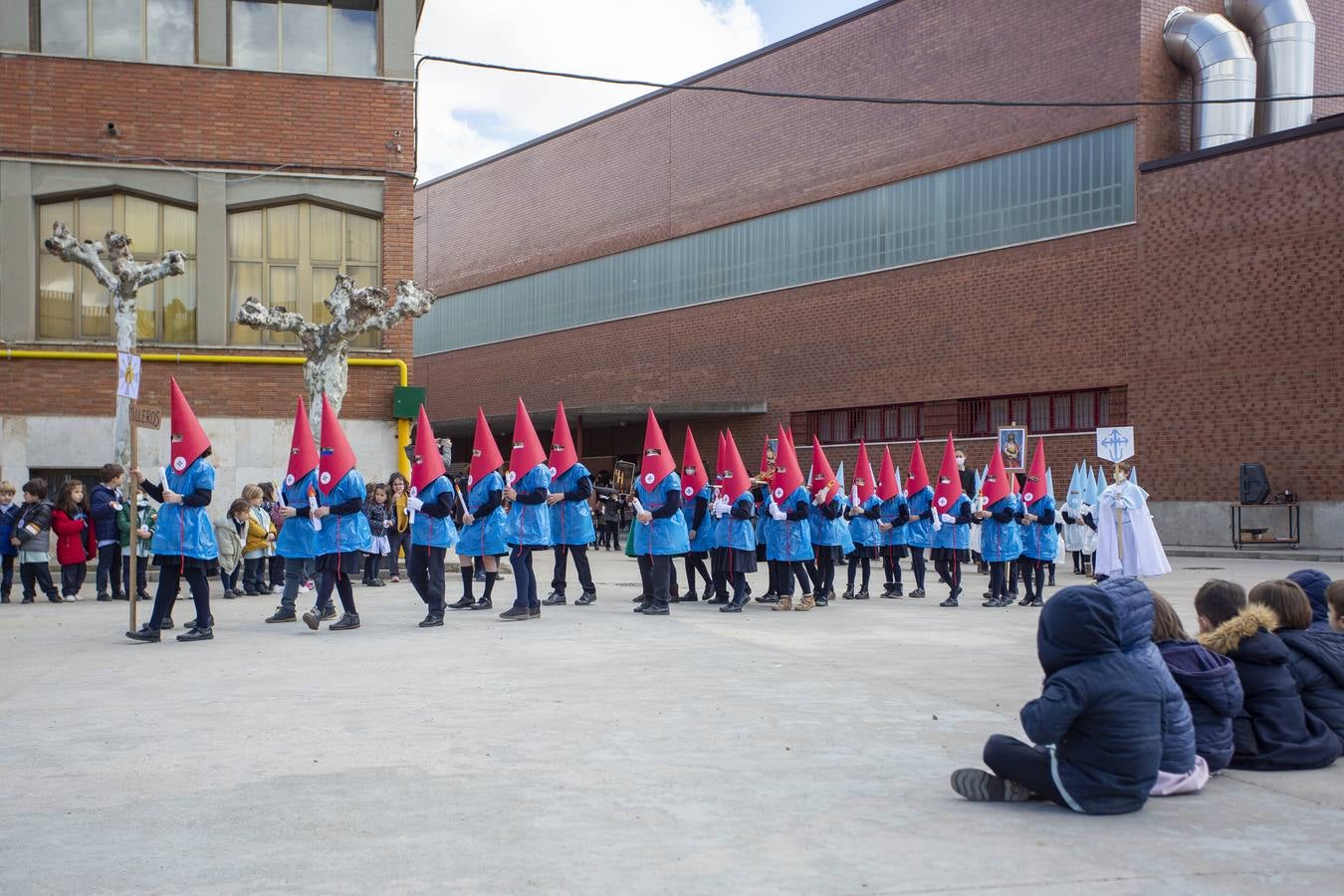 Fotos: Alumnos del Colegio Apostolado de Valladolid desfilan en su propia procesión de Semana Santa