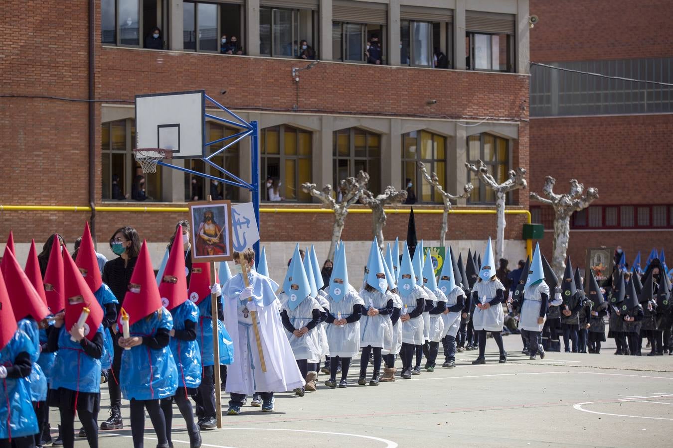 Fotos: Alumnos del Colegio Apostolado de Valladolid desfilan en su propia procesión de Semana Santa