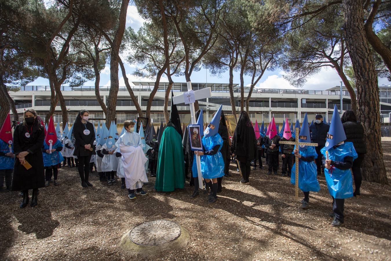 Fotos: Alumnos del Colegio Apostolado de Valladolid desfilan en su propia procesión de Semana Santa
