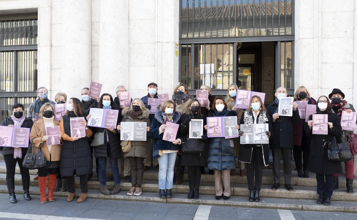 Letrados de los juzgados de Valladolid, ante la Audiencia en una de sus concentraciones de protesta. 