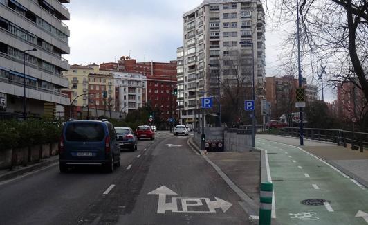 El carril bici de Isabel la Católica tras la modificación en 2020.