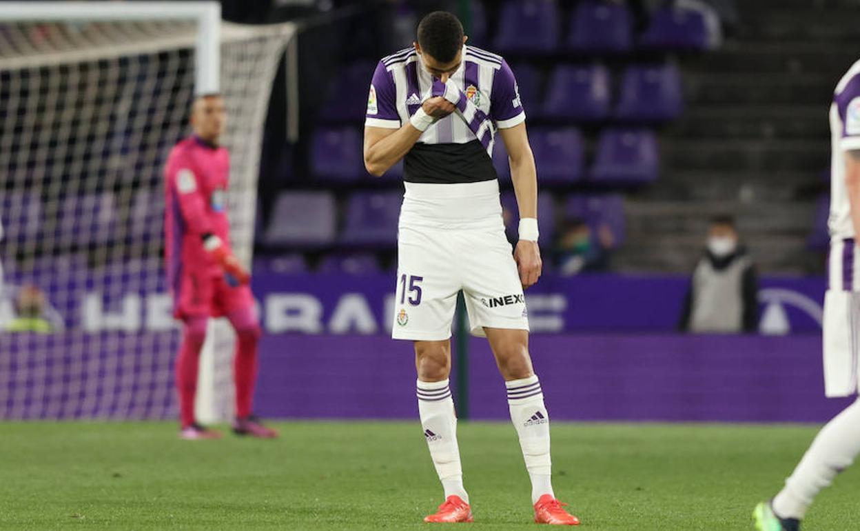 El Yamiq se lamenta durante el partido ante Las Palmas. 