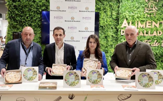 Jaime Fer´adez, Conrado Íscar, Gema Gómez y Javier Labarga posan con el postre Valadar. 