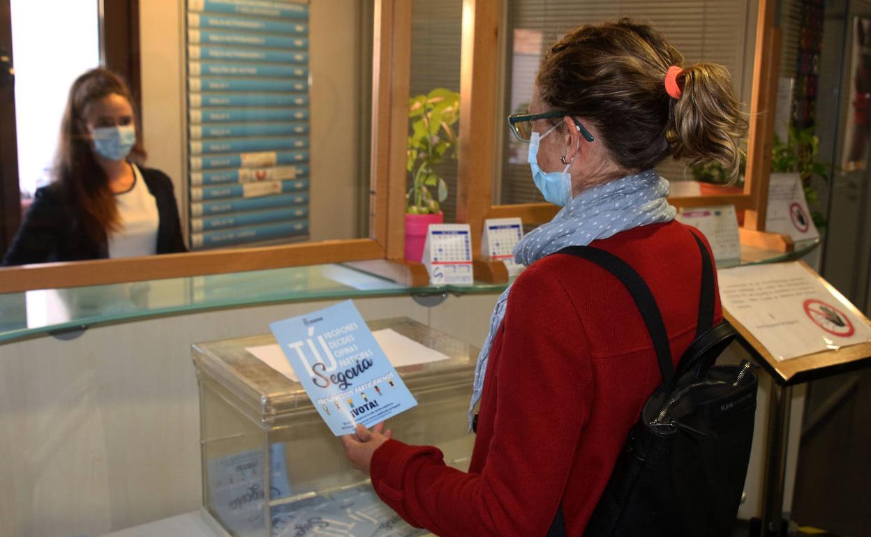 Una mujer acude a la votación presencial de los últimos presupuestos participativos de Segovia. 