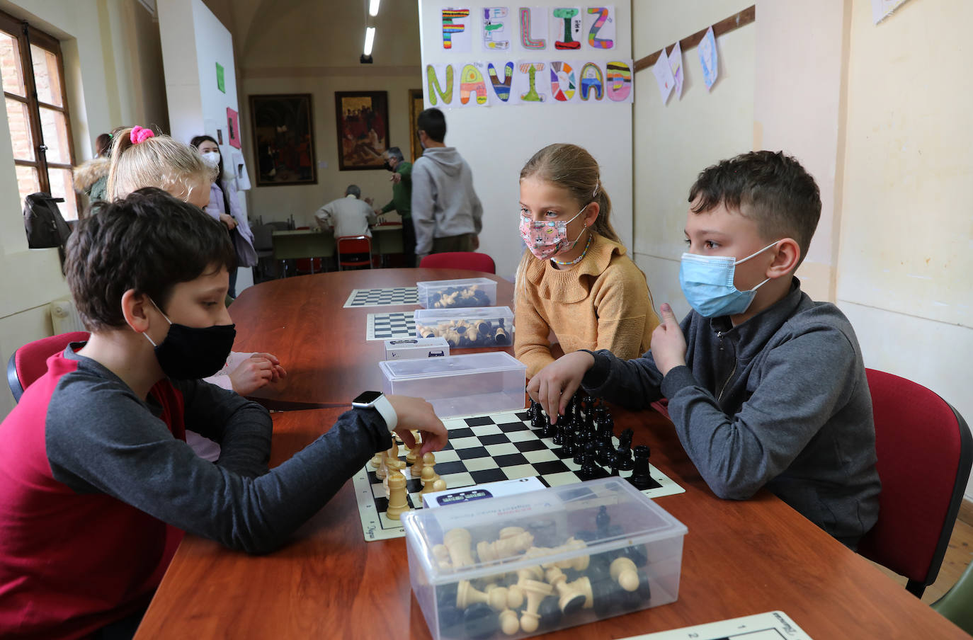 Fotos: Clases de ajedrez para los niños ucranianos y español para sus madres en Paredes