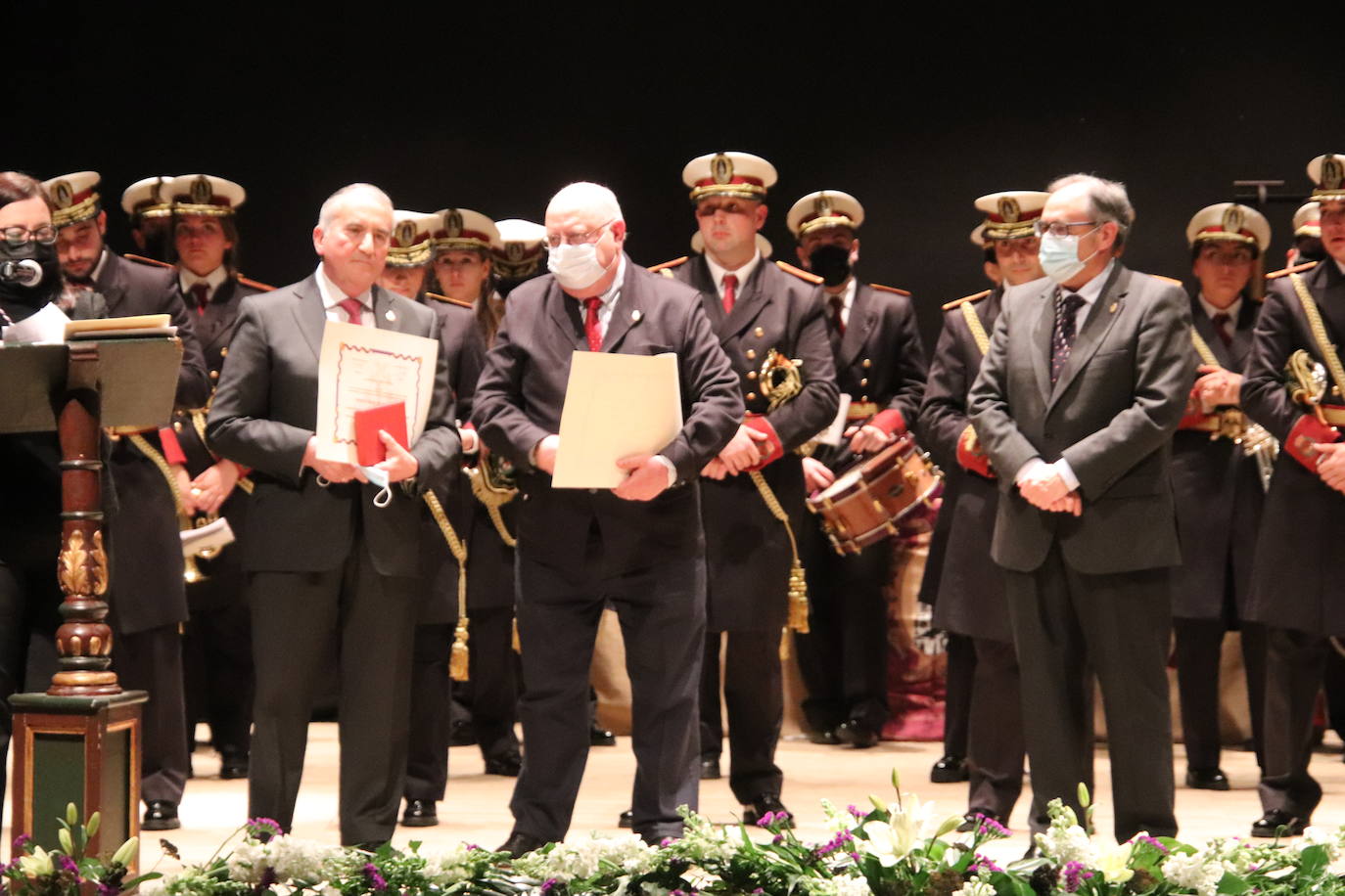 Fotos: Medina de Rioseco homenajea a los cofrades que cumplen más de 50 años en su hermandad