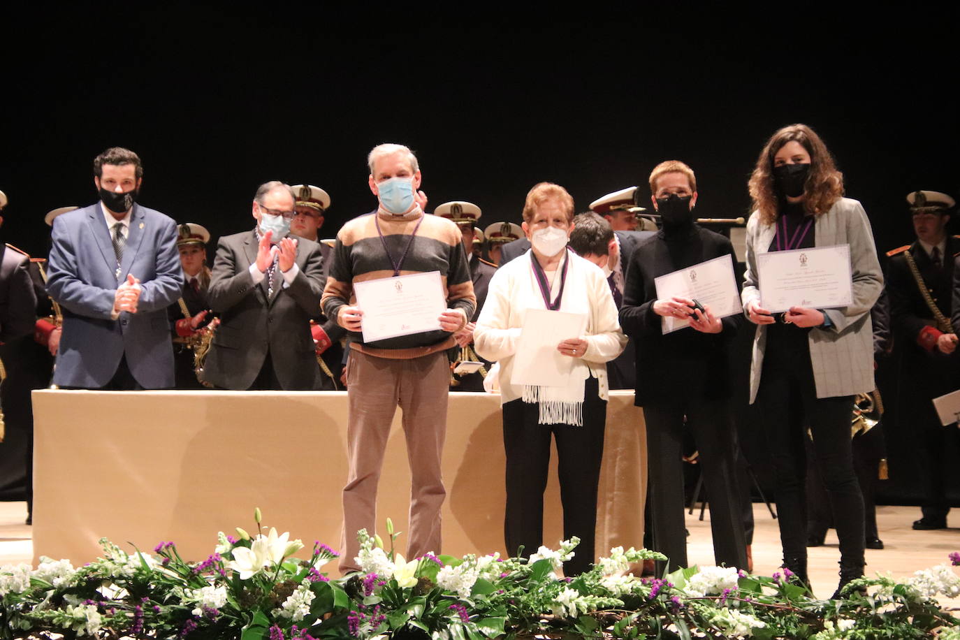 Fotos: Medina de Rioseco homenajea a los cofrades que cumplen más de 50 años en su hermandad