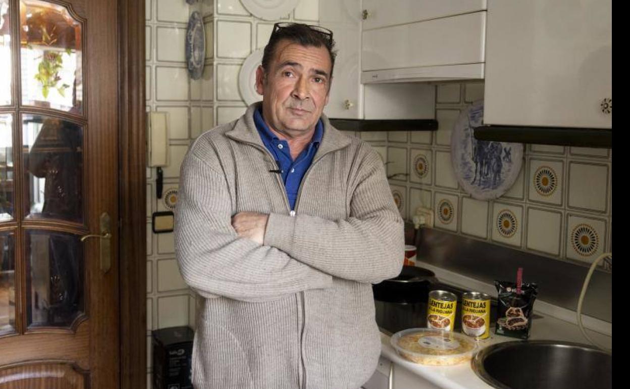 Pablo Mata en la cocina de su casa muestra algunos productos de su compra habitual. / 