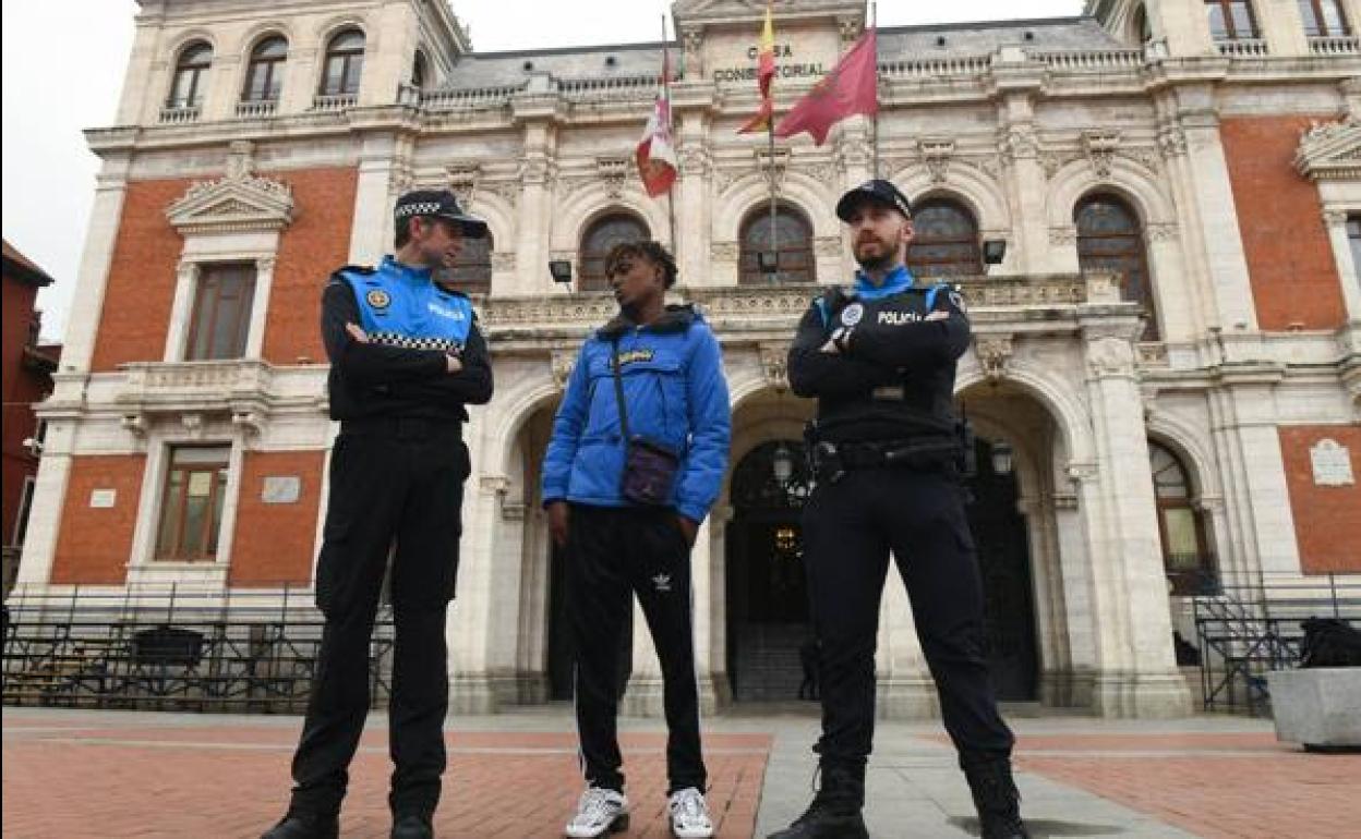 Sied Muhamed, con los policías locales de Valladolid que colaboraron en el rescate en el Pisuerga.