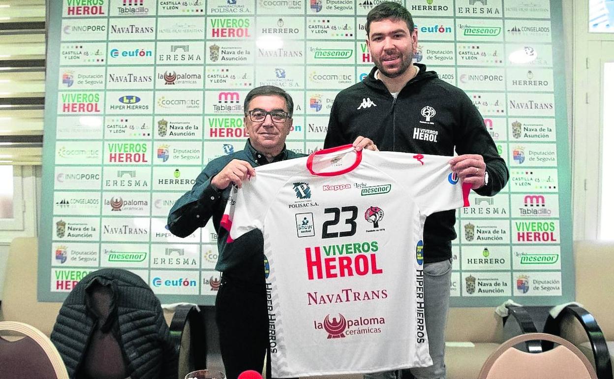 Julián Mateo y Sebetic, durante la presentación del nuevo fichaje del Balonmano Nava. 