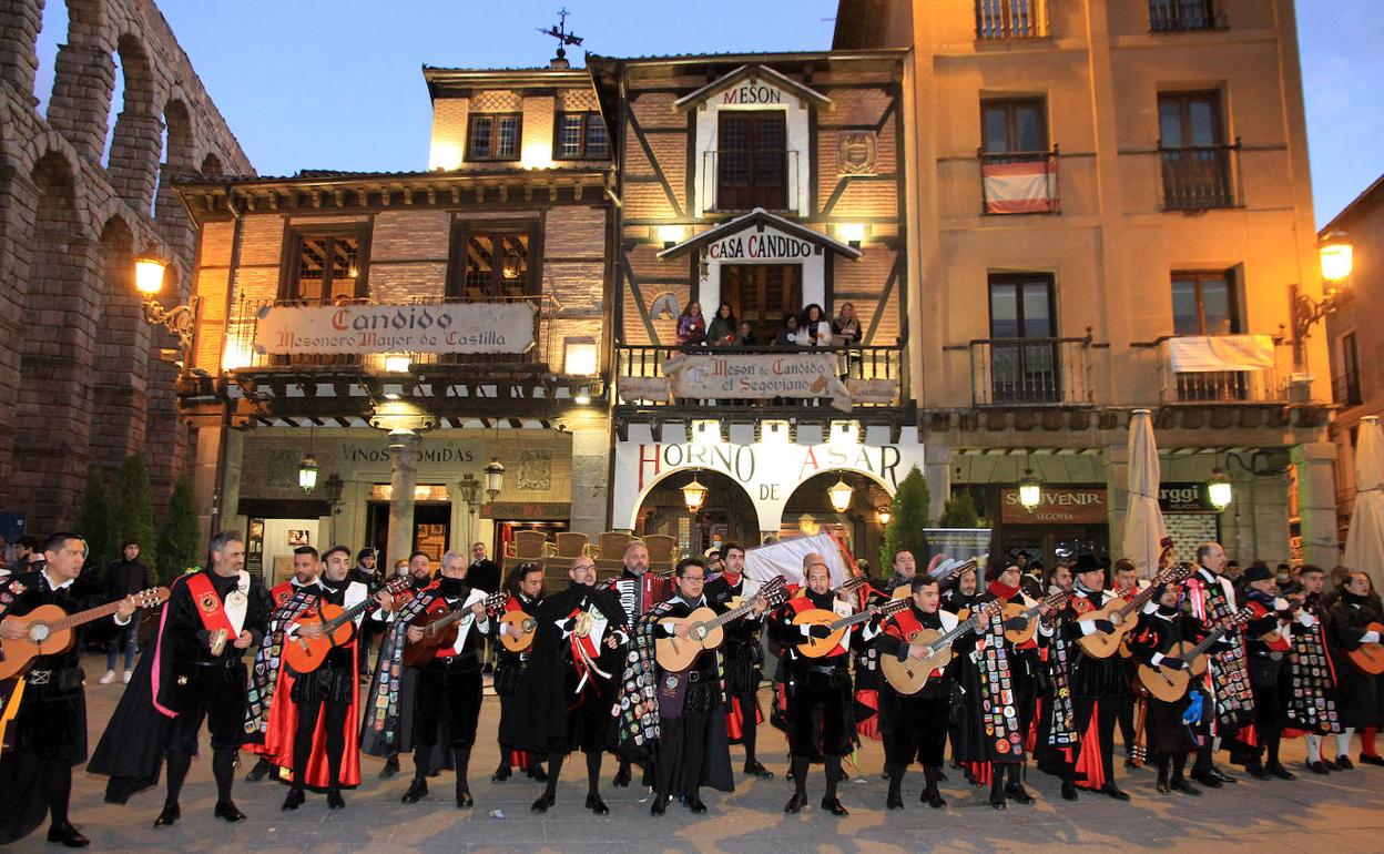Integrantes de la tuna de Málaga, durante la ronda en la plaza del Azoguejo.