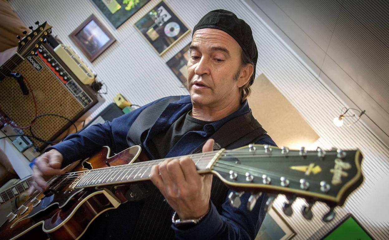Álvaro Urquijo, con su guitarra de doce cuerdas. 