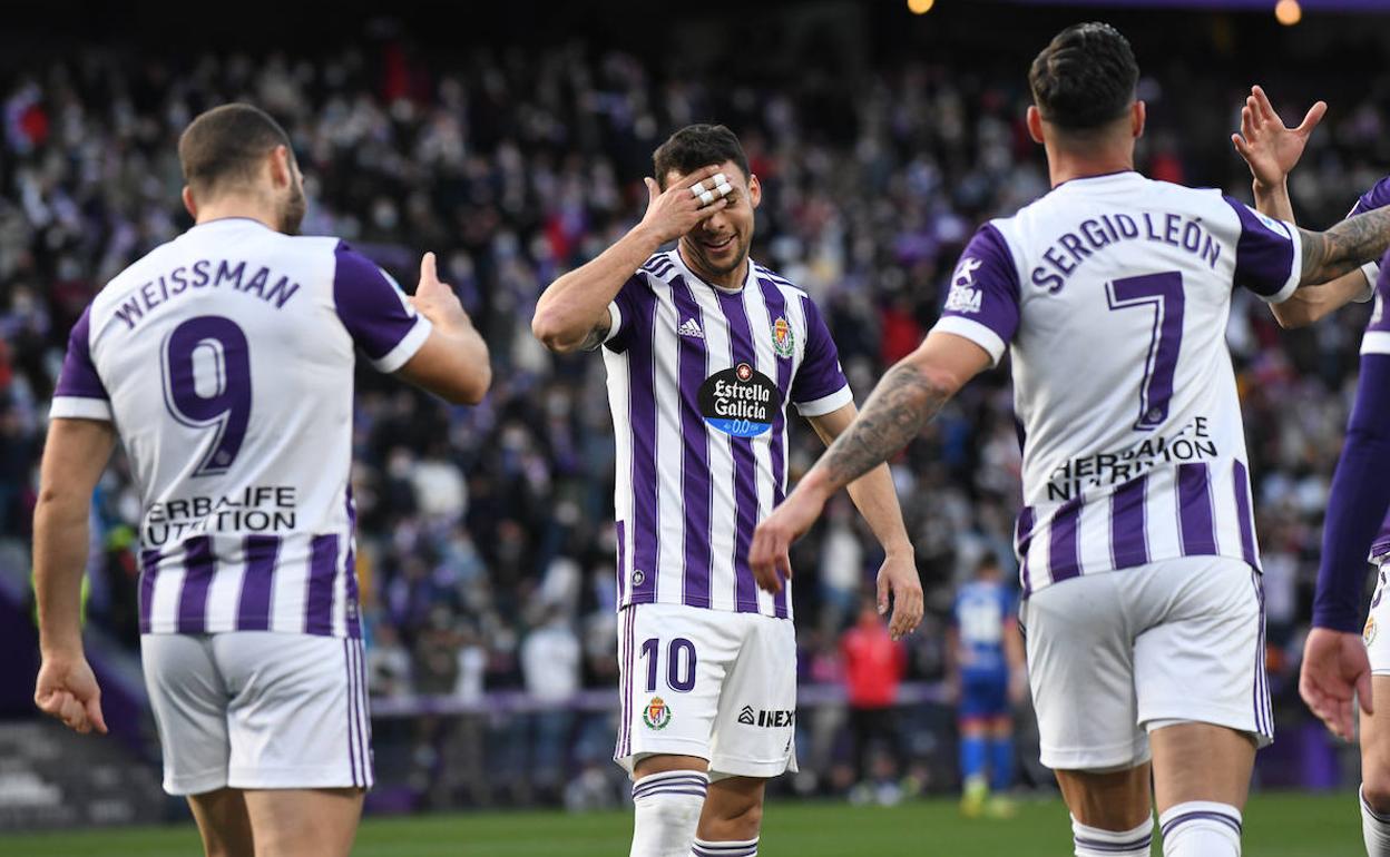 Weisman, Óscar Plano y Sergio León celebran un tanto del Real Valladolid esta temporada. 