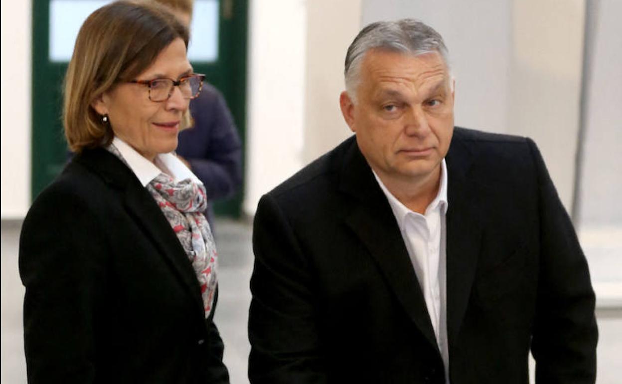 Orban emite su voto junto a su esposa, Aniko Levai.