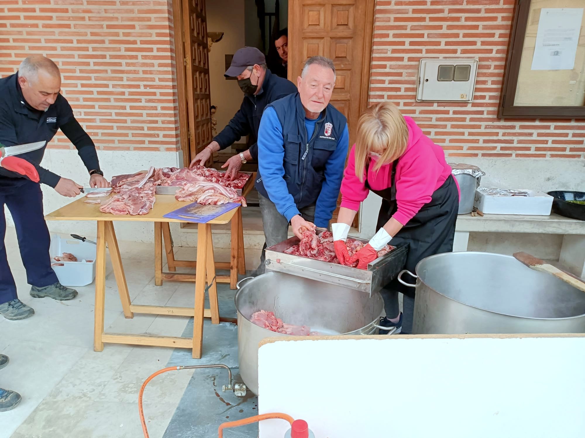 Castrillo de Don Juan celebró la Fiesta de la Matanza con más de 350 comensales