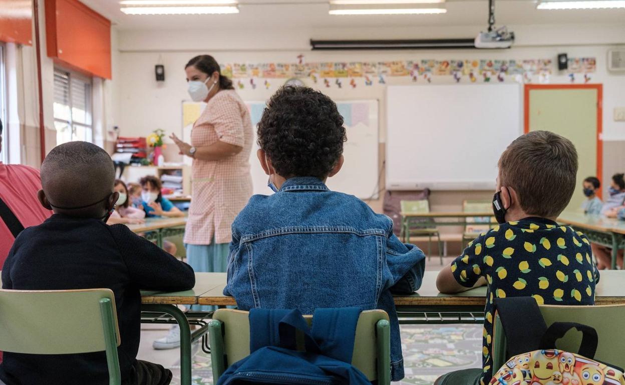 Una profesora da clases en un colegio de Infantil. 